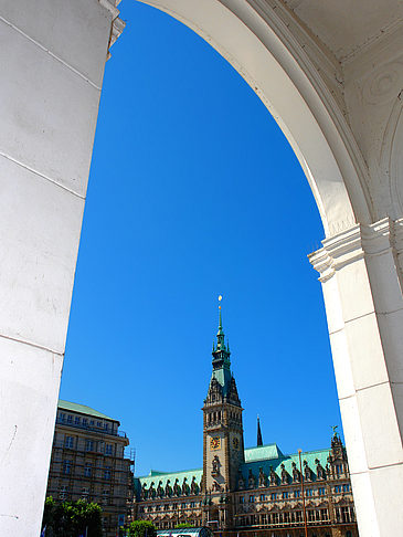 Blick durch die Bögen der Alster Arkaden auf das Rathaus